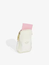 Mini bolso tipo bandolera de color blanco, con diseño minimalista y logo de Adidas bordado en el frente. Presenta un borde decorado con perlas sintéticas que se extienden hacia la correa, aportando un toque elegante y distintivo.