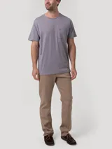 Remera RKF de algodón reciclado color lila, de manga corta, con cuello redondo y un bolsillo aplicado en el pecho con detalle de bordado pequeño.