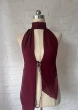 Top color borgoña con cuello halter y lazo ajustable en el frente.