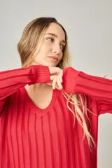 Sweater celeste de punto con escote en V y mangas largas.