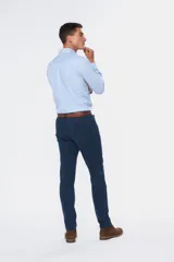 Pantalón de gabardina marrón, estilo chino de corte recto, con cinco bolsillos y presillas para cinturón.