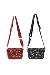 Bandolera pequeña de color rojo con solapa frontal decorada con tachas metálicas plateadas. Incluye una correa larga ajustable de tela al tono y herrajes metálicos.