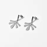 Par de aros colgantes plateados con forma de hojas estilizadas.