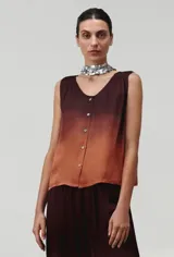 Blusa sin mangas con botones frontales y cuello en V, con diseño degradado de marrón oscuro a naranja.