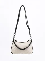 Bandolera acolchada color blanco roto (off white) con costuras diagonales. Posee una correa de cadena gruesa negra y cierre superior con cremallera.