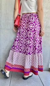 Falda larga estampada con motivos geométricos en color magenta y blanco.