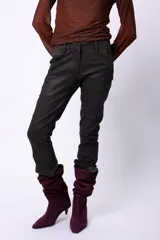 Jean de tiro medio color marrón oscuro, de corte recto y 100% algodón.