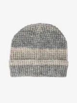 Gorro de lana tejido a rayas en tonos de gris y beige, con borde doblado.