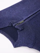 Campera tejida de punto en color azul, con cierre frontal completo y cuello alto acanalado.
