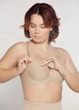 Soutien color piel, estilo balconette, con copa preformada de microfibra sin costuras y aro invisible. Breteles regulables y desmontables.