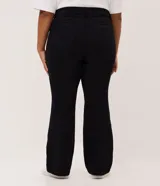 Pantalón de sarga color negro, de corte recto y cintura media. Cuenta con cierre frontal de botón y cremallera, pasantes para cinturón y bolsillos funcionales.