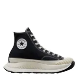 Championes Converse modelo Chuck 70 AT-CX de caña alta, color negro con suela de plataforma gruesa en tono crema y puntera reforzada con textura acanalada. Presenta el parche icónico de la marca en el lateral y cordones al tono.