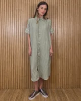 Vestido midi estilo túnica color celeste con rayas verticales blancas, cuello camisero, mangas cortas y cierre frontal con botones ocultos.