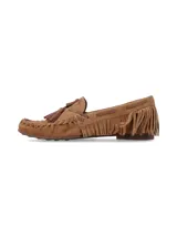 Mocasines de gamuza color marrón, con diseño de flecos en el talón y detalle de lazo con borlas en el empeine.