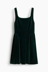 Vestido corto de velour color verde oscuro, con escote cuadrado, breteles anchos y falda acampanada con frunces laterales.