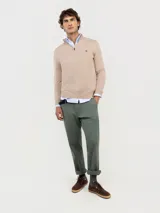 Pantalón chino de corte regular fit, confeccionado en gabardina con acabado desgastado. Presenta bolsillos laterales y traseros, con cierre de botón y cremallera.