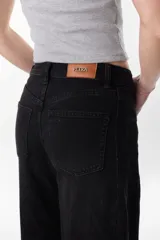 Pantalón jean color verde militar de corte balloon, tiro medio, con diseño abuchonado en las piernas y bolsillos laterales y traseros.