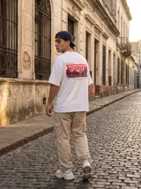 Remera blanca de corte holgado con estampado de un auto Ferrari rojo y texto "Vinnare Luxury".