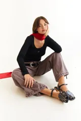 Top de manga larga ajustado al cuerpo, con escote redondo y detalle de logo bordado a tono en el centro del pecho.