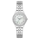 Reloj analógico Guess modelo Colette con caja y malla de acero inoxidable plateado. Presenta una esfera de nácar con índices de cristal y un bisel decorado con cristales brillantes.