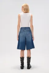 Bermuda de jean azul, corte ancho y tiro medio.