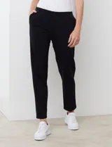 Pantalón jogger de algodón color azul marino, con pretina elastizada y diseño cómodo de corte recto.