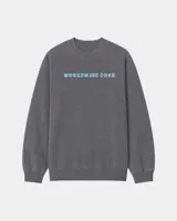 Buzo gris oscuro con efecto acid wash, corte regular fit y cuello redondo. Presenta una estampa grande en la espalda con diseño de calavera, el texto "Kaboa" y detalles de fechas de tour en tonos claros.