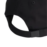 Gorra de béisbol Adidas del Real Madrid, color negro con visera curva y logo del club bordado en el frente. Presenta las tres líneas características de Adidas en blanco sobre la visera y cierre ajustable en la parte posterior.