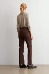 Pantalón de corte recto en color chocolate, confeccionado en tejido de algodón con acabado liso. Presenta tiro medio, cierre frontal con botón y cremallera, y bolsillos laterales y traseros.