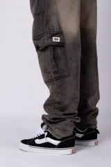 Pantalón cargo de jean con lavado ácido en tono gris, corte holgado, bolsillos laterales tipo cargo y bolsillos frontales tipo parche.