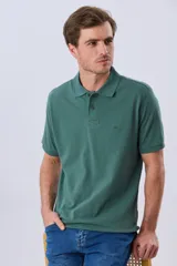 Remera polo de piqué de algodón color azul, de manga corta, con cuello camisero, cierre frontal de dos botones y pequeño logo bordado en el pecho.