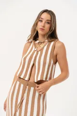 Chaleco tejido a rayas beige y blanco, con escote en V y cierre con ganchitos.