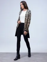 Cárdigan largo tejido con estampado animal print en tonos rosa, negro y marrón. Tiene bolsillos delanteros y está confeccionado en rayón.