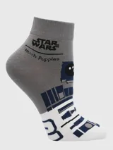 Medias cortas con diseño inspirado en el droide R2-D2 de Star Wars, con estampado gráfico en colores gris, blanco y azul, y logo de la marca y la franquicia en la parte superior.