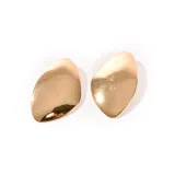 Aros dorados con forma irregular.