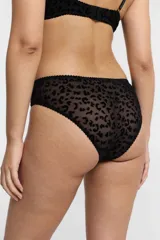 Bombacha tipo bikini de tiro bajo confeccionada en microtul con estampado flock animal print. Presenta paneles laterales de tul transparente y refuerzo interior de algodón.