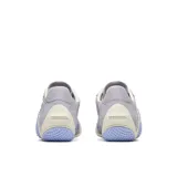 Sneaker de perfil bajo Merrell, confeccionada en una combinación de ante y malla transpirable. Presenta un diseño ergonómico con suela de caucho texturizada y cierre de cordones tradicional.