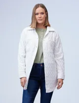 Sobrecamisa capitoneada blanca, marca Robert Louis. Cuello con solapa y abertura central con botones. Delantera con bolsillos.