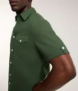 Camisa comfort masculina de lino y algodón color marrón, con cuello inglés, mangas cortas con vuelta, cierre frontal por botones y un bolsillo en el pecho.