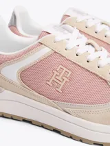 Zapatillas deportivas Tommy Hilfiger color rosa y beige, con paneles de malla y detalles distintivos de la marca, como el monograma TH en el lateral y la lengüeta.