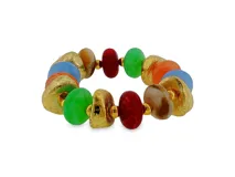 Pulsera de cuentas coloridas en tonos rojos, verdes, azules, naranjas y marrones, intercaladas con cuentas doradas de textura orgánica.