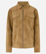 Campera tipo trucker con inspiración Harrington, confeccionada en material sintético efecto gamuza. Presenta cuello clásico, cierre frontal por cremallera, dos bolsillos delanteros con solapa y mangas largas con puños rectos.