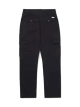 Pantalón cargo slim negro de corte recto con bolsillos laterales con solapa.