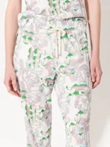 Pantalón babucha de algodón estampado, con cintura elastizada.