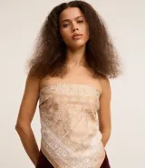 Pañuelo cuadrado de satén color beige con estampado paisley en blanco.