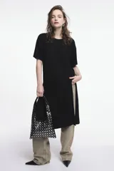 Vestido Lara de corte oversize midi en tejido rib color negro, con cuello redondo, manga corta y tajos laterales.