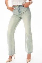 Pantalón de jean celeste con corte recto y detalles de strass.