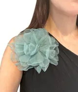 Broche en forma de flor grande confeccionado en organza de color verde agua, con sistema de sujeción versátil para utilizar en prendas o en el cabello.