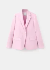 Blazer de lino color rosado, de diseño recto con cuello en pico y solapas con muesca. Cuenta con manga larga, dos bolsillos de ribete delanteros y cierre frontal de un botón.