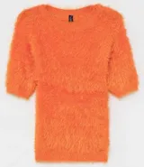 Blusa naranja de manga corta con textura de peluche sintético.